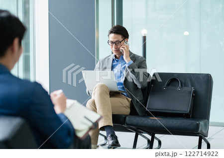 外出先で仕事するミドルのビジネスマン【撮影協力：スカパー東京メディアセンター】 122714922