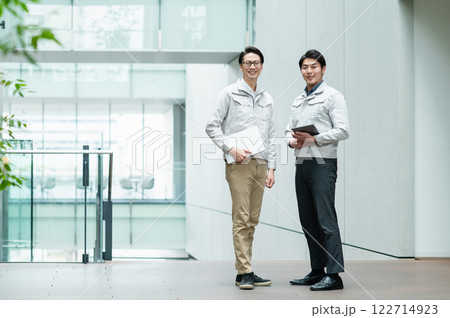 オフィスで働く男性エンジニア【撮影協力：スカパー東京メディアセンター】 122714923