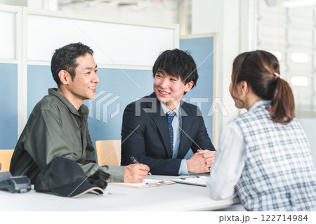 会社でミーティング・会議する男女のスタッフ 122714984