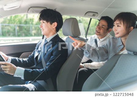 自動車購入・査定・買取にきた顧客を接客するセールスマンの若いアジア人男性 自動車購入・査定・買取にきた顧客を接客するセールスマンの若いアジア人男性 122715048
