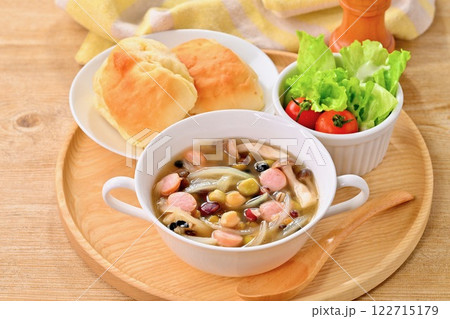 ヘルシーで栄養満点な「豆と雑穀のスープ」、朝食や昼食イメージ。 122715179