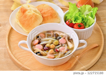 ヘルシーで栄養満点な「豆と雑穀のスープ」、朝食や昼食イメージ。 ヘルシーで栄養満点な「豆と雑穀のスープ」、朝食や昼食イメージ。 122715180
