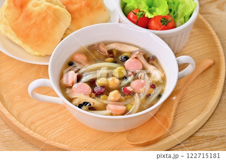 ヘルシーで栄養満点な「豆と雑穀のスープ」、朝食や昼食イメージ。 122715181