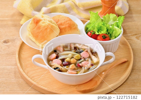 ヘルシーで栄養満点な「豆と雑穀のスープ」、朝食や昼食イメージ。 122715182