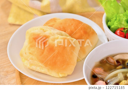 ヘルシーで栄養満点な「豆と雑穀のスープ」、朝食や昼食イメージ。 ヘルシーで栄養満点な「豆と雑穀のスープ」、朝食や昼食イメージ。 122715185