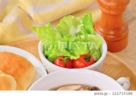 ヘルシーで栄養満点な「豆と雑穀のスープ」、朝食や昼食イメージ。 ヘルシーで栄養満点な「豆と雑穀のスープ」、朝食や昼食イメージ。 122715186