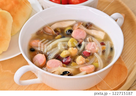 ヘルシーで栄養満点な「豆と雑穀のスープ」、朝食や昼食イメージ。 122715187