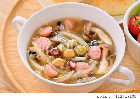 ヘルシーで栄養満点な「豆と雑穀のスープ」、朝食や昼食イメージ。 122715189