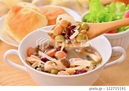 ヘルシーで栄養満点な「豆と雑穀のスープ」、朝食や昼食イメージ。 122715191