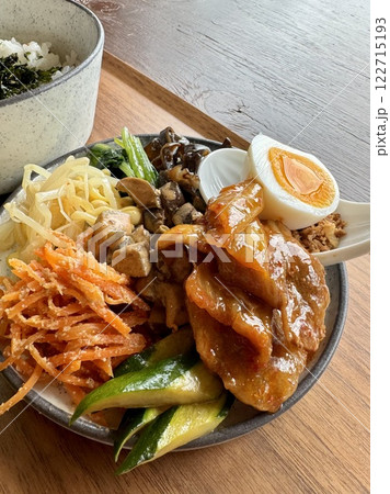 別盛りされている野菜たっぷりのビビンバの具材 122715193