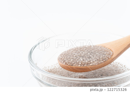 水に浸したホワイトチアシードのクローズアップ 122715326