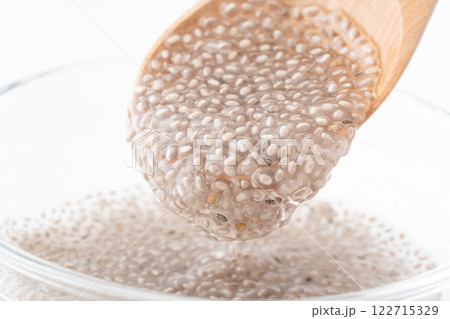 水に浸したホワイトチアシードのクローズアップ 水に浸したホワイトチアシードのクローズアップ 122715329