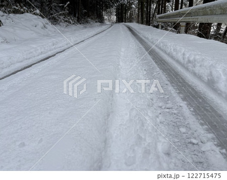 雪の中を走る車の轍 雪の中を走る車の轍 122715475