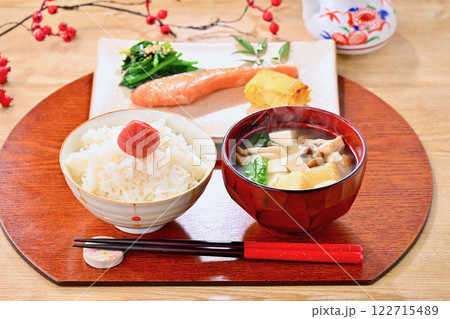注）湯気は合成です。和食のイメージ。白ご飯、具だくさんお味噌汁、焼き鮭、玉子焼、ほうれん草炒め。 122715489