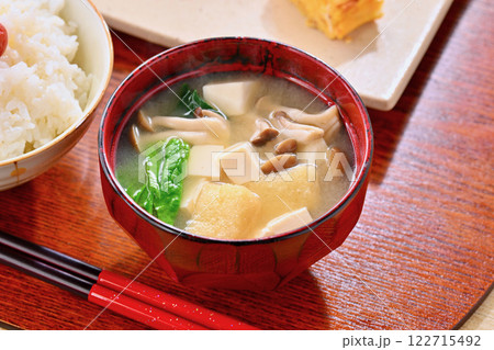 注）湯気は合成です。和食のイメージ。白ご飯、具だくさんお味噌汁、焼き鮭、玉子焼、ほうれん草炒め。 122715492