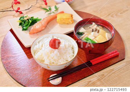 注）湯気は合成です。和食のイメージ。白ご飯、具だくさんお味噌汁、焼き鮭、玉子焼、ほうれん草炒め。 122715493