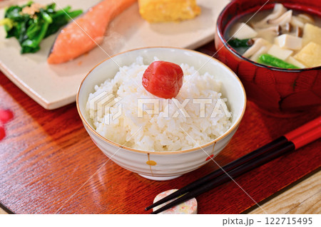 注）湯気は合成です。和食のイメージ。白ご飯、具だくさんお味噌汁、焼き鮭、玉子焼、ほうれん草炒め。 122715495