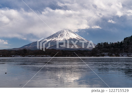 《山梨県》冬の富士山・凍結の精進湖 122715529