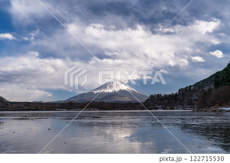 《山梨県》冬の富士山・凍結の精進湖 122715530