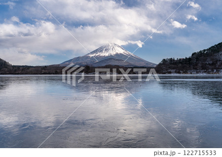 《山梨県》冬の富士山・凍結の精進湖 《山梨県》冬の富士山・凍結の精進湖 122715533