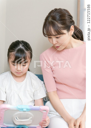 9歳の娘とママ 122715586