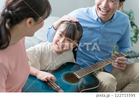 アコースティックギターと9歳の女の子 122715595