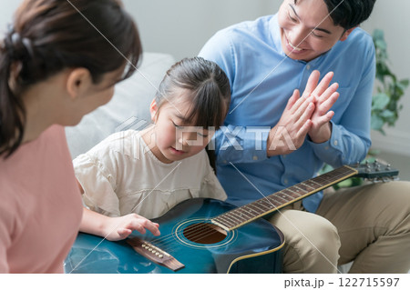 アコースティックギターと9歳の女の子 アコースティックギターと9歳の女の子 122715597