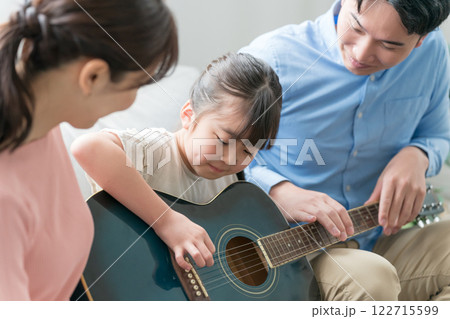 アコースティックギターと9歳の女の子 122715599