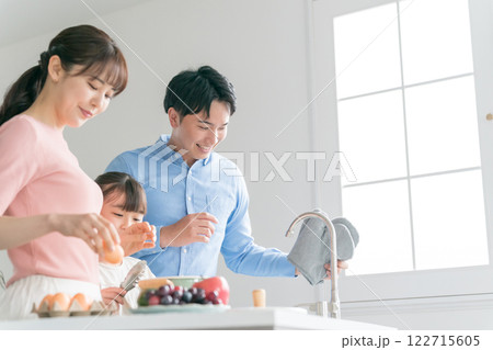 9歳の娘と両親 親子クッキング 9歳の娘と両親 親子クッキング 122715605