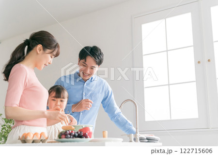 9歳の娘と両親 親子クッキング 9歳の娘と両親 親子クッキング 122715606
