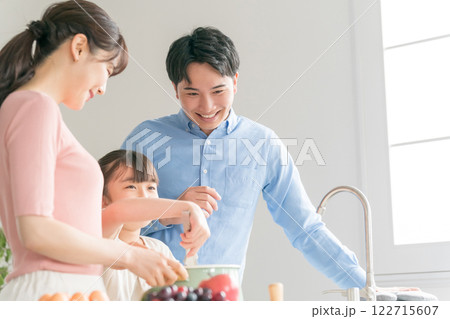 9歳の娘と両親 親子クッキング 9歳の娘と両親 親子クッキング 122715607