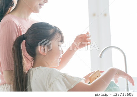 9歳の娘とママ 122715609