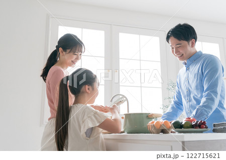 9歳の娘と両親 122715621