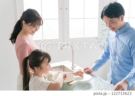9歳の娘と両親 9歳の娘と両親 122715623