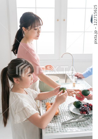 9歳の娘と両親 122715625
