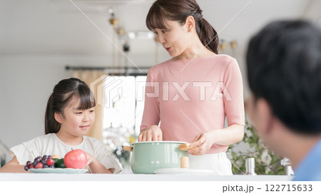 9歳の娘と両親 9歳の娘と両親 122715633