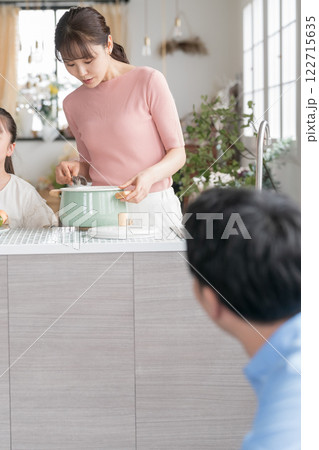 9歳の娘と両親 122715635