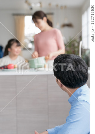 9歳の娘とママの料理する姿を見つめるパパ 9歳の娘とママの料理する姿を見つめるパパ 122715636