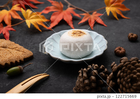 秋の和菓子と紅葉 122715669