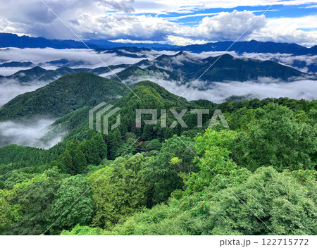 城峯山山頂から雲海の景色を見る 城峯山山頂から雲海の景色を見る 122715772