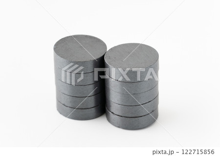 重なった丸い磁石(マグネット) 重なった丸い磁石(マグネット) 122715856