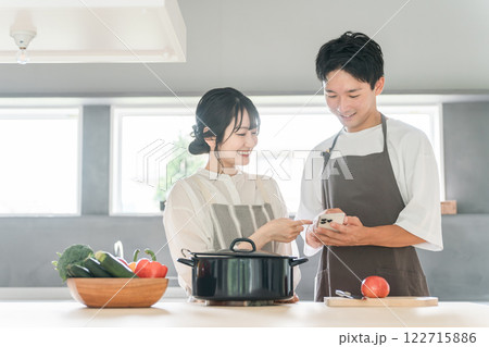 キッチンで料理・家事をする若いアジア人夫婦・カップル（自炊・共働き・ディンクス・趣味） 122715886