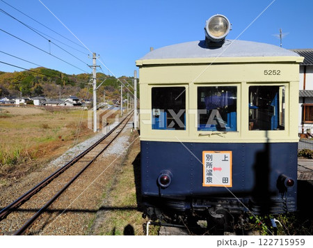 秋の信州上田市別所温泉駅の丸窓電車(モハ5252)と鉄路 悠久の歴史を想う 秋の信州上田市別所温泉駅の丸窓電車(モハ5252)と鉄路 悠久の歴史を想う 122715959