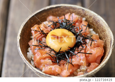 卵黄をのせたサーモンユッケ丼 卵黄をのせたサーモンユッケ丼 122716419