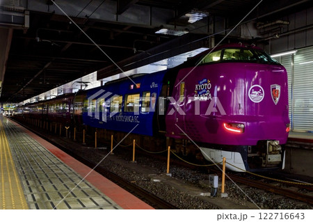 京都駅ホームに停車中の287系特急きのさきと特急まいづる(京都サンガコラボラッピング) 京都駅ホームに停車中の287系特急きのさきと特急まいづる(京都サンガコラボラッピング) 122716643