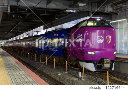 京都駅ホームに停車中の287系特急きのさきと特急まいづる(京都サンガコラボラッピング) 京都駅ホームに停車中の287系特急きのさきと特急まいづる(京都サンガコラボラッピング) 122716644