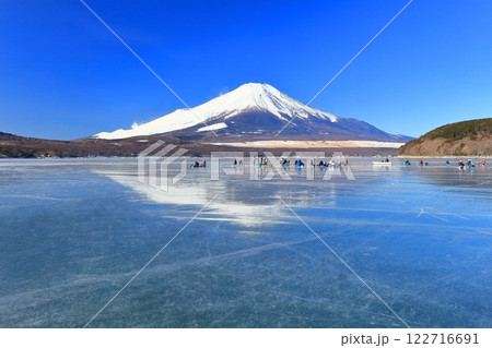 【山梨県】全面結氷した山中湖と逆さ富士 【山梨県】全面結氷した山中湖と逆さ富士 122716691