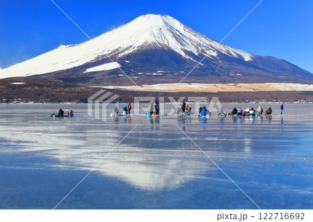【山梨県】全面結氷した山中湖と逆さ富士 【山梨県】全面結氷した山中湖と逆さ富士 122716692