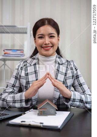 real estate broker Agents deliver sample homes and home contract documents to customers. Concept of buying and selling houses and getting real estate insurance. real estate broker Agents deliver sample homes and home contract documents to customers. Concept of buying and selling houses and getting real estate insurance. 122717059