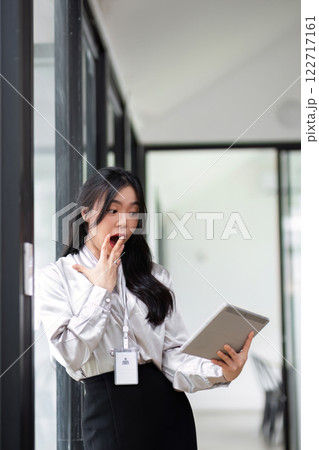 A beautiful office worker was surprised by the profits she received. 122717161